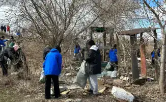 Участие молодежи в уборке набережной Есиля: шаг к формированию экологической ответственности в обществе