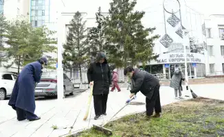 «Таза Қазақстан – наш общий дом»: искусство в действии — актёры Астаны убирают во имя красоты