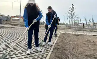Спортсменки поддержали акцию по очистке территории физкультурно-оздоровительного комплекса