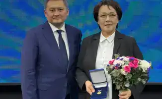 Айнур Абиденкызы почетное звание Қазақстанның еңбек сіңірген қайраткері