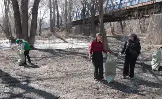 Студенты и волонтеры очистили остров Бейбітшілік в Семее