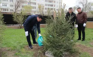 Полицейские Астаны провели экологический субботник, призывая жителей поддерживать чистоту города