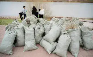 Молодежь Астаны участвует в экоинициативе "Таза Қазақстан" для очистки набережной реки Есиль