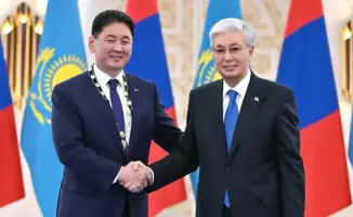 Президент Казахстана Касым-Жомарт Токаев вручил высшую государственную награду страны, орден "Алтын Қыран", президенту Монголии Ухнаагийну Хурэлсуху. Это событие подчеркивает укрепление двусторонних отношений между Казахстаном и Монголией.