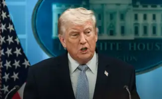 Президент США Дональд Трамп опубликовал видео, в котором показан подозреваемый после стрельбы в Вашингтоне. В видео Трамп заявил, что вооружённый мужчина пытался прорваться через зону досмотра, что подчеркивает серьезность инцидента и необходимость обеспе