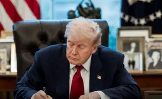 Исторический момент: Дональд Трамп впервые в истории США подписывает долларовые банкноты. Подпись действующего президента будет размещена на новых банкнотах, что стало значимым событием для финансовой системы страны.