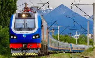 Долг национальной компании 'Қазақстан темір жолы' (КТЖ) превышает 3 триллиона тенге, и депутат предупреждает о возможных серьёзных последствиях, если не будут приняты меры для его сокращения.