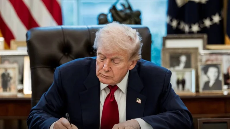 Исторический момент: Дональд Трамп впервые в истории США подписывает долларовые банкноты. Подпись действующего президента будет размещена на новых банкнотах, что стало значимым событием для финансовой системы страны.