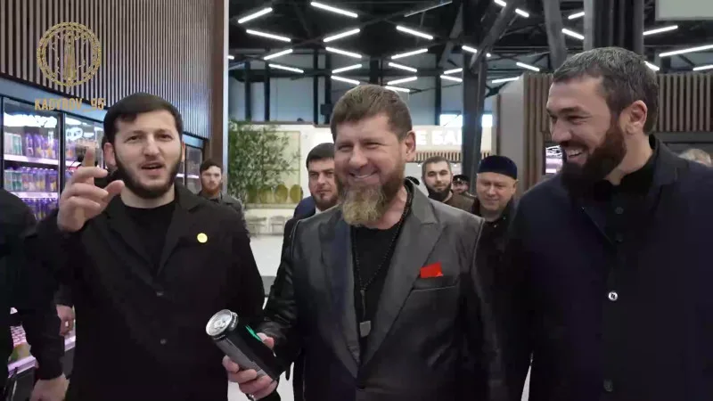 В Чечне стартовал выпуск энергетических напитков под брендом Адама Кадырова "К-13", в рекламной кампании участвует Рамзан Кадыров.