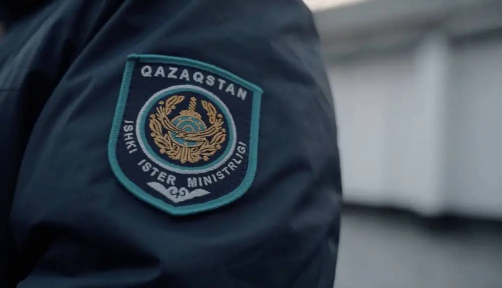 Полицейские в Туркестанской области раздают 1000 памяток по борьбе с интернет-мошенничеством