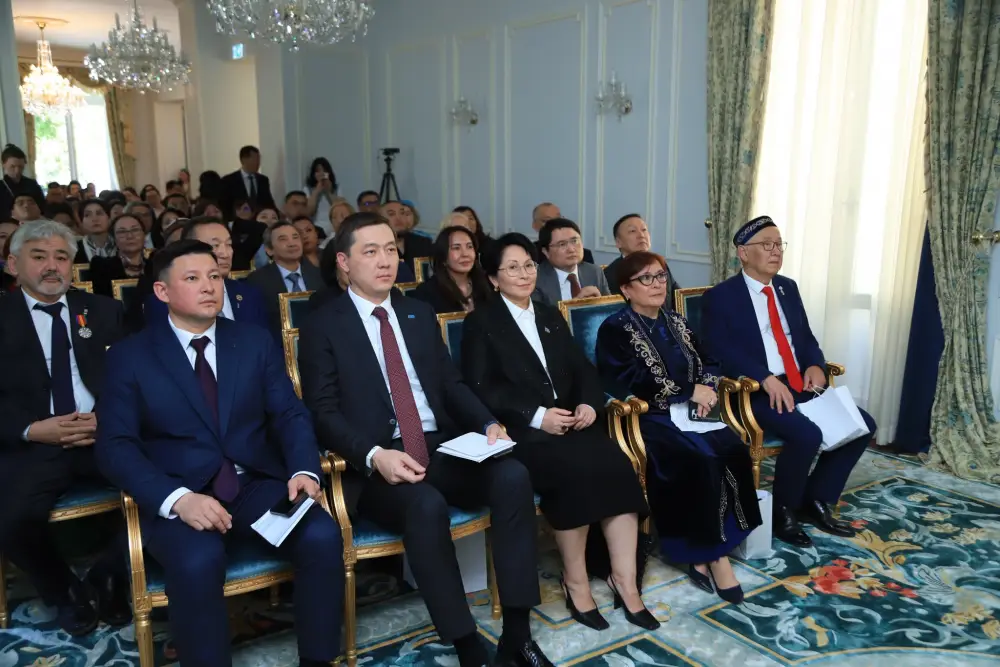 Казахская культура и европейский стиль в Париже