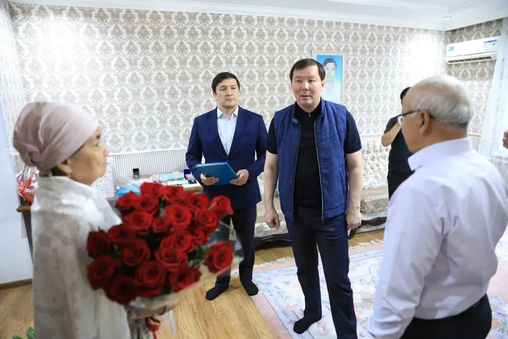 Аким Актобе отметил заслуги горожан
