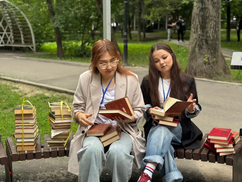 Летние площадки буккроссинга в парках Алматы