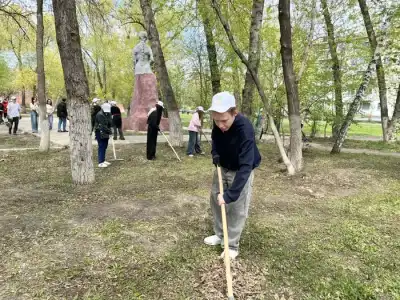 Молодежь Петропавловска привела в порядок памятник Анастасии Прокофичевой (6)