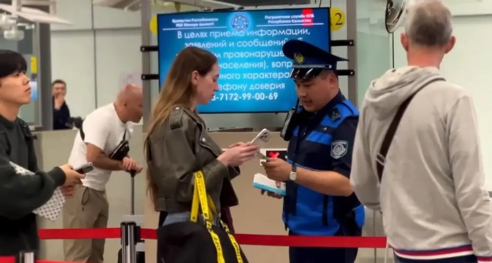 Казахстанские транспортные полицейские обеспечивают безопасность иностранных туристов с помощью QR-карт