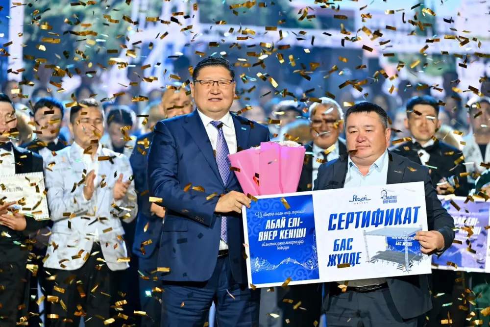 Победителю областного конкурса «Абай елі – өнер кеніші» подарили современный сборный сценический комплекс (3)