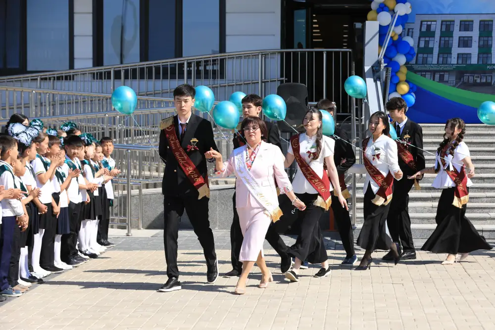 Выпускники Актюбинска: На пороге новой жизни с благословением Акима