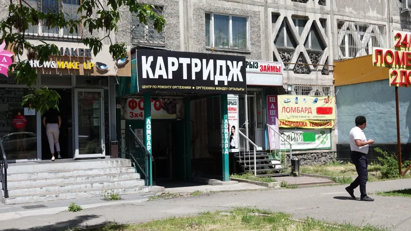 Молодость в кредит: как казахстанцы обвязывают свои мечты долговыми узами