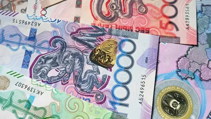 Рост тарифов на коммунальные услуги в Казахстане вызвал общественное недовольство, в то время как жители готовятся к праздничным выплатам к 7 мая. В Усть-Каменогорске произошло чрезвычайное происшествие, подробности которого пока уточняются. Власти призыв