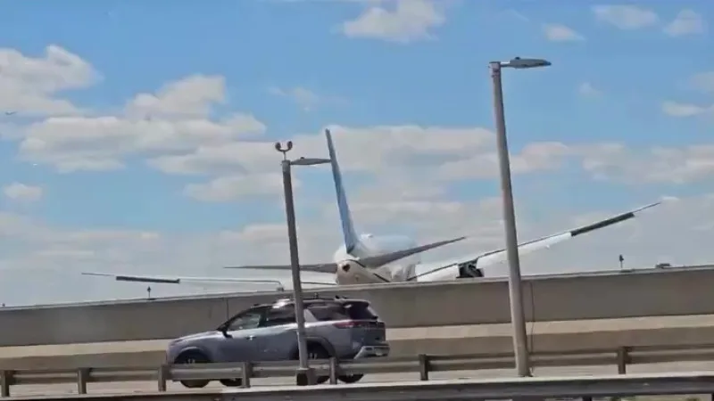 Boeing 767 United Airlines Ньюарк Либерти посадка грузовик фонарный столб