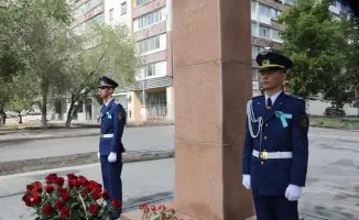 Трогательное возложение цветов к памятнику генерал-лейтенанту Жансену Керееву в честь Дня защитника Отечества в Актобе