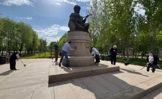 Очистка памятников в Астане: забота о культурном наследии Казахстана