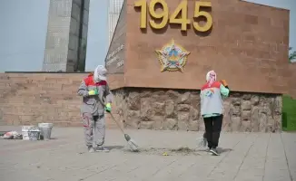Шымкент: Молодёжь благоустраивает памятники героям