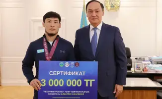 Поддержка спортсменов: Ербол Карашукеев наградил призёров чемпионата Азии