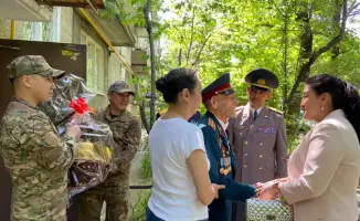 Поздравление ветерана ВОВ подчеркивает важность межпоколенческих связей в обществе