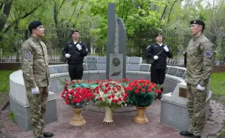 Молодое поколение учится на примерах смелости и преданности службе во время церемонии памяти полицейских в Карагандинской области