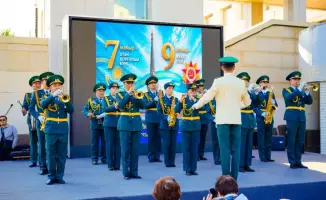 Концерт в честь Дня защитника Отечества и Дня Победы: военнослужащие Погранслужбы исполнили песни военных лет на набережной Есиля