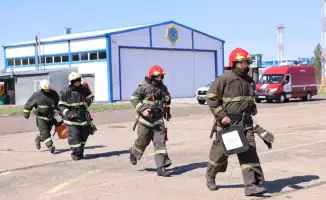 Слаженная работа спасателей и авиации в учениях по тушению лесного пожара подчеркивает важность командной работы для обеспечения безопасности населения