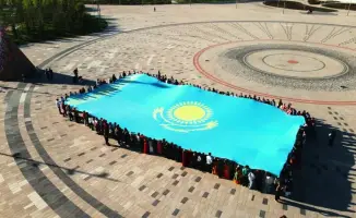 Под небом единства: флаг Казахстана разворачивается в сердце Астаны