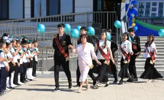 Выпускники Актюбинска: На пороге новой жизни с благословением Акима