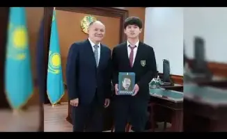 Флаг в руках школьника: встреча с начальником ДП в Туркестане
