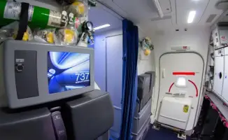 Пассажир United Airlines попытался открыть дверь самолета в полете: что грозит нарушителю в Казахстане?