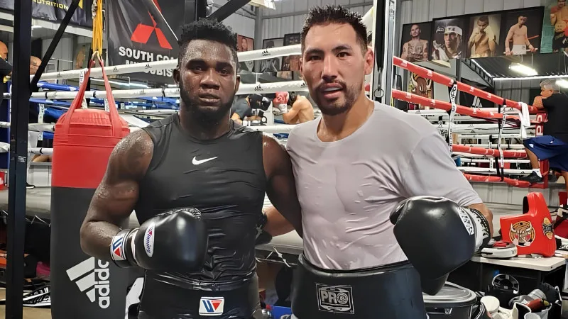 Чемпион мира WBC Карлос Адамес поднялся в весе для боя с Ослейсом Иглесиасом за титул IBF после ухода Алимханулы