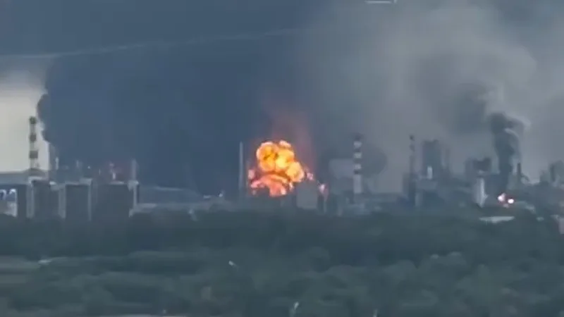 Атака дронов на Москву: пожар на НПЗ и ограничения в аэропортах