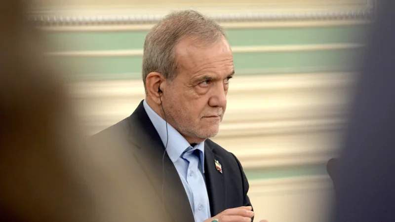 Отставка президента Ирана Масуда Пезешкиана: Тегеран называет слухи сплетнями, в то время как иранский оппозиционный телеканал Iran International сообщает о его обращении к верховному лидеру.