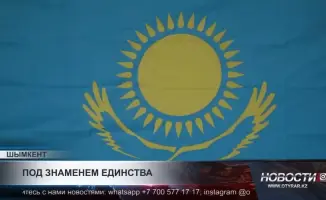 Патриотическое оформление жилого комплекса в Шымкенте укрепляет национальную идентичность и сплачивает местное сообщество в преддверии государственного праздника.