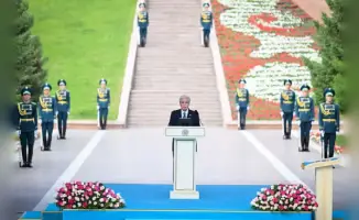 Казахстан на пути устойчивого развития: Президент Токаев поднимает Государственный флаг