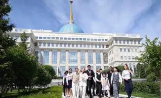 Школьники Казахстана посетили Акорду: экскурсия с международным акцентом