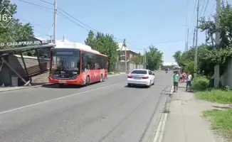 ДТП в Шымкенте: маршрутный автобус врезался в остановочный павильон, поднимая вопросы о безопасности общественного транспорта