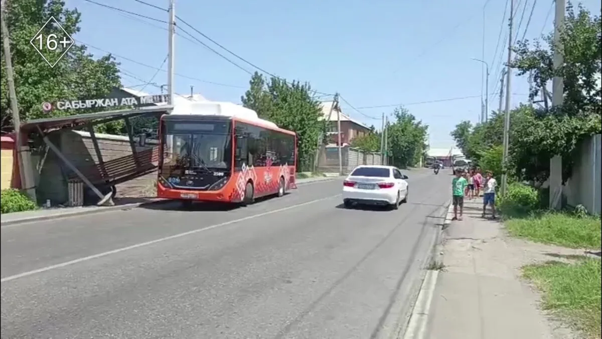 ДТП в Шымкенте: маршрутный автобус врезался в остановочный павильон, поднимая вопросы о безопасности общественного транспорта