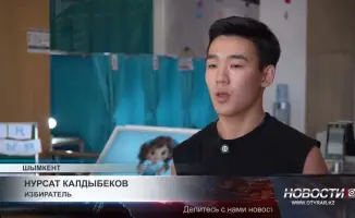 Первый голос: 18-летний житель Шымкента пришел на выборы, подтверждая свою гражданскую позицию и желание участвовать в демократических процессах страны.