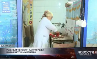Шымкент, 12 октября 2023 года. В рамках традиционного 'Рыбного четверга' местные жители активно выбирают рыбу на Центральном рынке. Согласно наблюдениям, наибольшей популярностью пользуются судак и карп. Продавцы отмечают рост спроса на свежую рыбу, особе