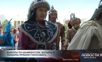 Шымкент: Традиции голосования в доспехах и сценических костюмах