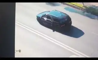 В Туркестане водитель решил скрыть госномер автомобиля в багажнике, что вызвало удивление у местных жителей и правоохранительных органов.