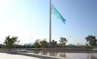 Шымкент отмечает День Республики: подъем флага в центре города