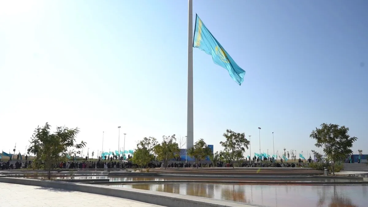 Шымкент отмечает День Республики: подъем флага в центре города